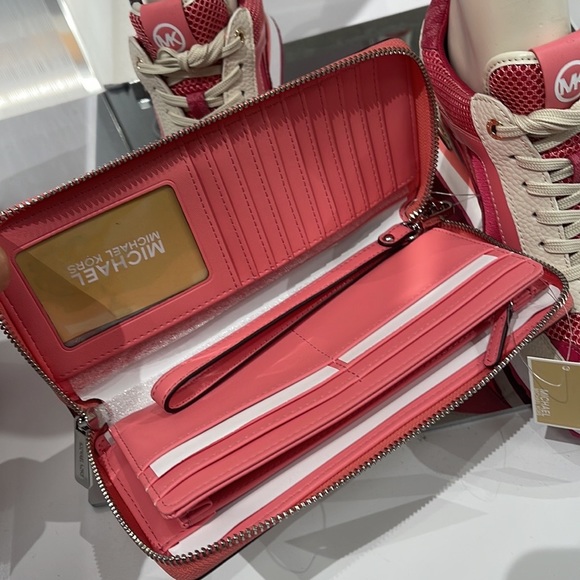 MICHAEL KORS LARGE TRAVEL CONTINENTAL WRISTLET WALLET PHONEHOLDER Tea Rose Multi - Picture 16 of 16